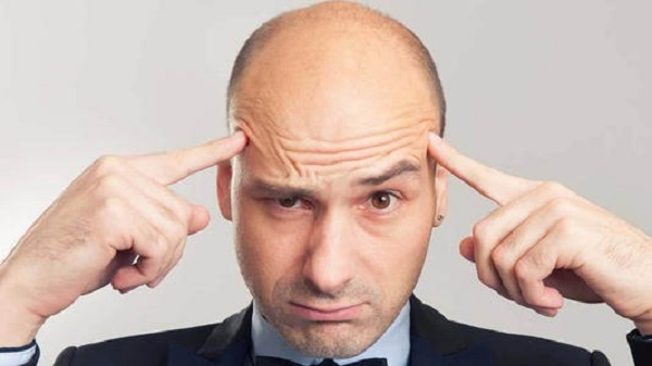 溢脂性脫發(fā)的表現(xiàn)和治療方法？